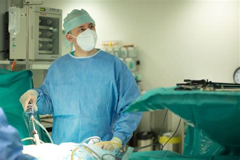 Imagine cu instrumentar laparoscopic utilizat în operația de chist ovarian