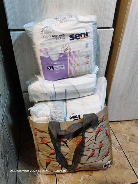 o persoană care alege scutece pentru adulți dintr-un raft de magazin