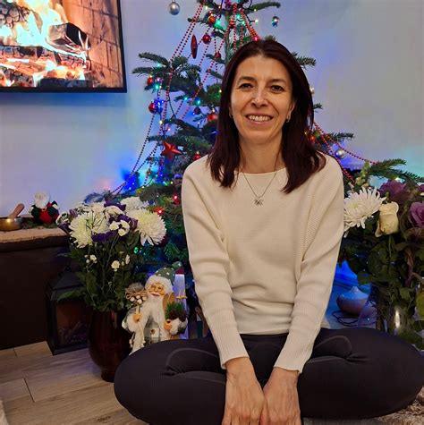 o persoană în vârstă care se simte confortabil și sigur purtând un scutec pentru adulți