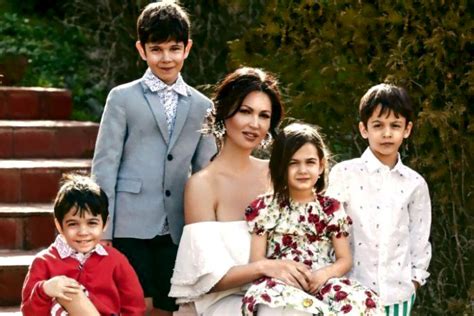 Nicoleta Luciu alături de soțul și copiii săi