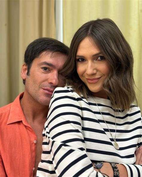 Adela Popescu și Radu Vâlcan cu cei trei băieți ai lor