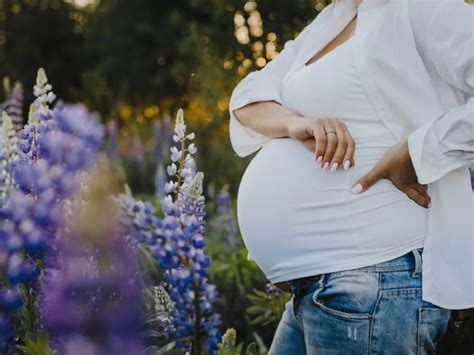 Femeie însărcinată radiind bucurie și putere
