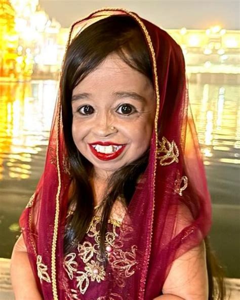 portret al lui Jyoti Amge, subliniind înălțimea sa mică în comparație cu obiectele din jur