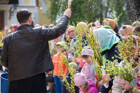 femei participând la slujba de Florii și primind ramuri de salcie