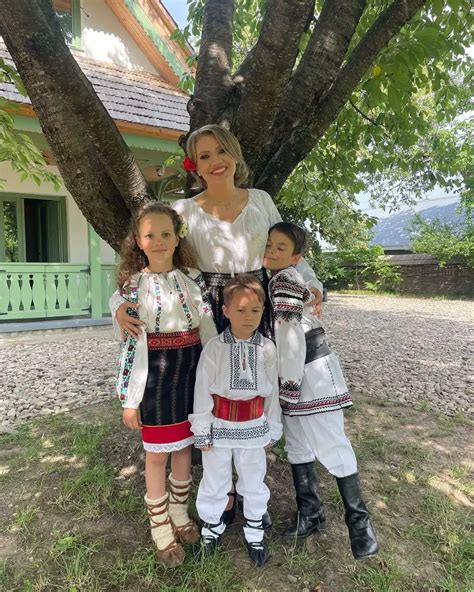 Mirela Vaida cu fiica sa, Carla, și fiul cel mare, Vladimir