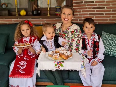 Copiii Mirelei Vaida îmbrăcați în port popular