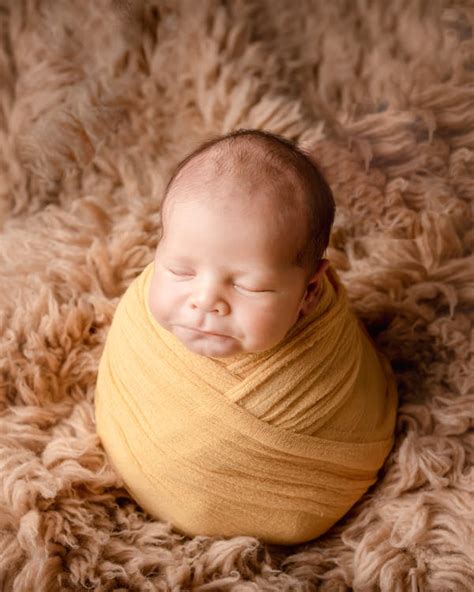 Fotografie cu un bebeluș zâmbind, sugerând oportunități de modeling.