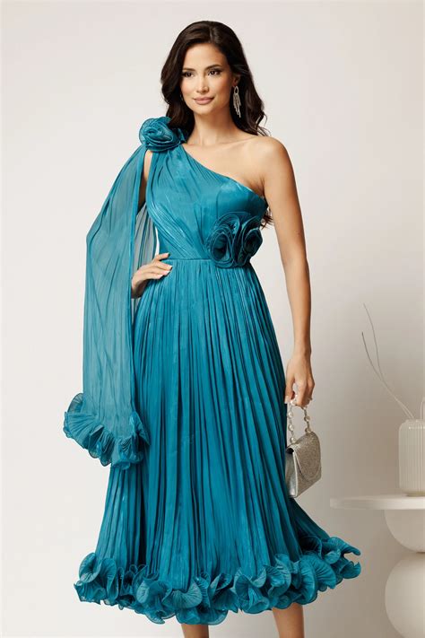 nou-nascut tinut pe umar