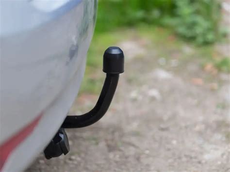 Ilustrație a unui autoturism echipat cu cârlig de remorcare și o remorcă