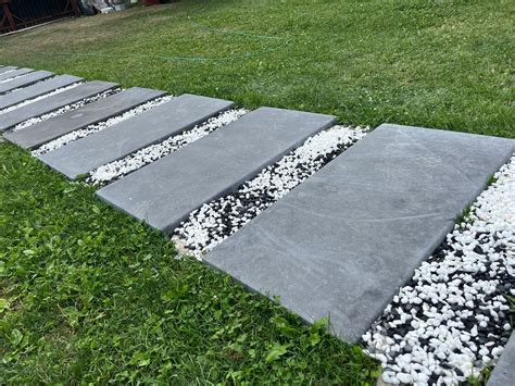 Diagramă cu straturile unui pavaj din dale de beton, incluzând stratul de bază, stratul de egalizare și dalele