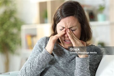 Femeie care suferă de greață matinală