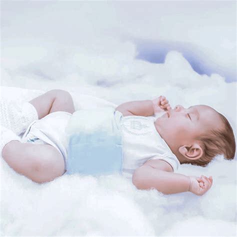 Ilustrație cu un bebeluș calmând durerea de colici cu o pernuta termică pe burtică