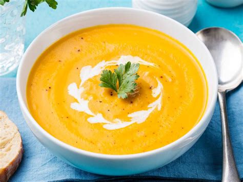 ilustrație cu legume proaspete potrivite pentru supa cremă de legume