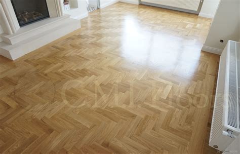 Ilustrație a diferitelor tipuri de pardoseli din lemn, prezentând texturi și culori variate.