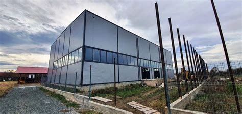 Structură metalică modernă pentru o sală de sport multifuncțională