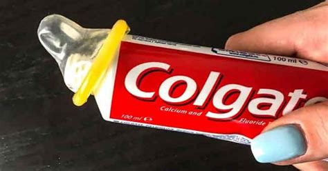 ilustrație care arată cum se aruncă corect un prezervativ utilizat