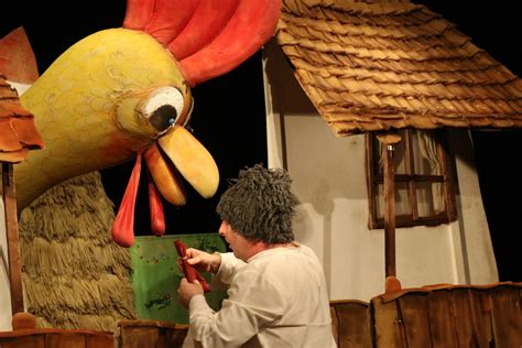 Ilustrație colorată cu personaje din basmul cocoșului alungat de acasă