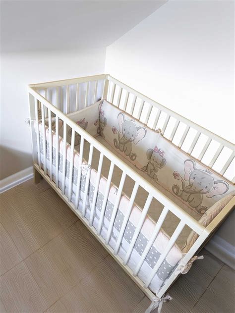 Bebeluș adormit liniștit în pătuț