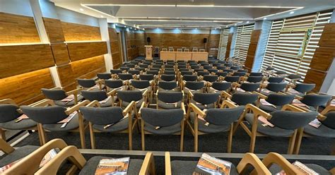 Sală de nașteri modernă cu echipamente de monitorizare