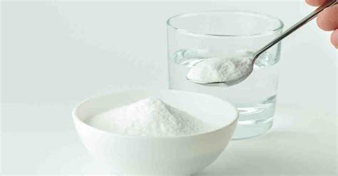 Fotografie a unui lighean cu apă și bicarbonat de sodiu, cu picioare înmuiate.