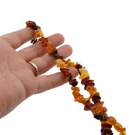 Copil purtând un colier din chihlimbar