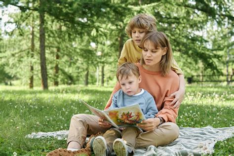 copii și părinți în fața unei biserici