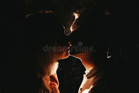 fotografie a unui cuplu tânăr cu un nou-născut