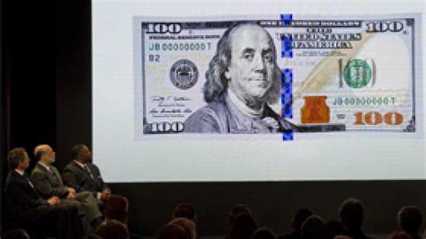 fotografie cu un bebeluș acoperit cu bancnote de 100 de dolari