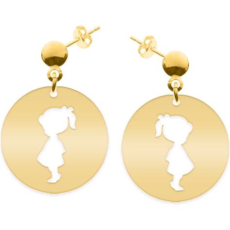 copil cu cercei subtili, zâmbind