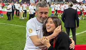 ilustrație cu un copil speriat în pat, sugerând un coșmar