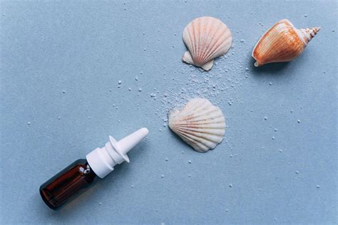 Copil care folosește un spray nazal cu apă de mare