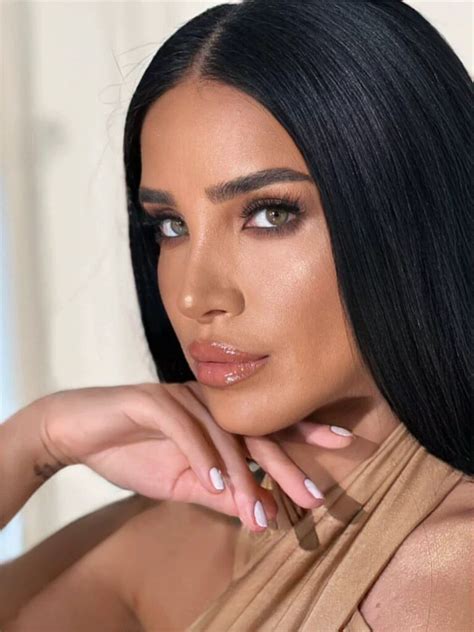 Adelina Pestrițu afișând o burtică de gravidă.