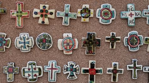 Ilustrație a unei cruci ortodoxe și a unui bebeluș, simbolizând viața și credința.