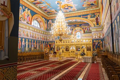 Imagine cu o biserică ortodoxă și un grup de credincioși.