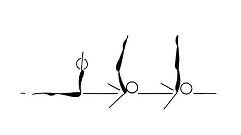 Femeie însărcinată bând apă dintr-o sticlă, stând la umbră pe o bancă în parc, purtând pălărie.