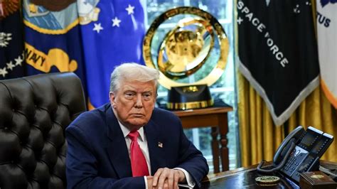 fotografie cu Bahar și Ates discutând în grădină