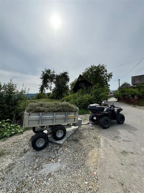 Adolescent conducând ATV cu remorcă