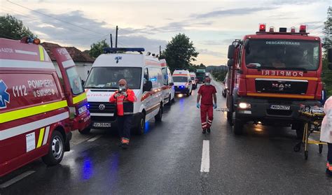 Echipaje de salvare intervenind la locul accidentului cu ATV-ul