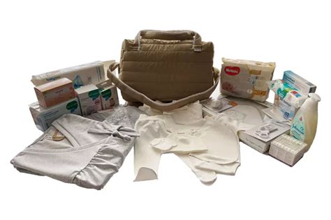Fotografie cu un bagaj de spital pregătit pentru maternitate
