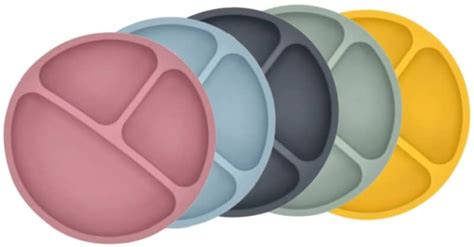 Ilustrație cu diferite tipuri de farfurii pentru bebeluși: din silicon moale, compartimentată, cu ventuză și din bambus.