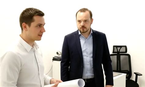 Demonstrație a modului în care ventuza farfuriei se fixează ferm de suprafața mesei, prevenind răsturnarea.