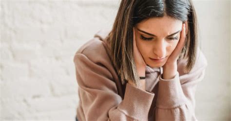 ilustrație reprezentând o femeie cu semne de stres post-traumatic