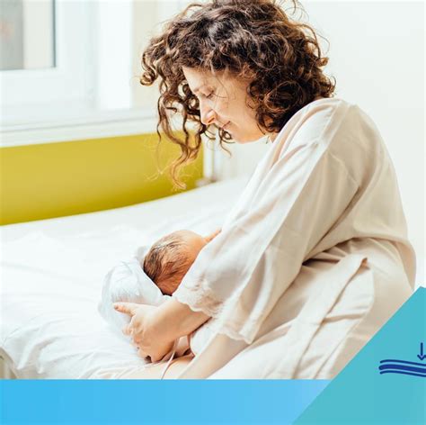 Fotografie cu o mamă care alăptează, subliniind legătura emoțională