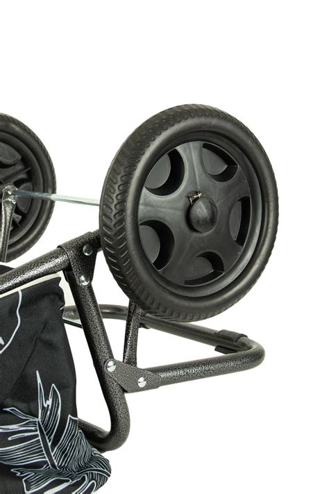 Comparație vizuală între un cărucior cu roți mari și unul cu roți mici, evidențiind diferențele.