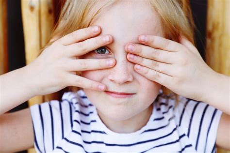 ochi de copil examinat cu oftalmoscop