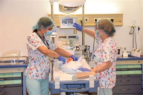 Fotografie cu o sală de naștere modernă de la Maternitatea SANADOR