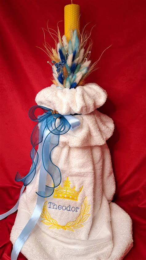 Ilustrație cu elementele principale ale trusoului de botez: lumânare, prosop, panza de mir, fasa, sticluță cu mir, săpun.