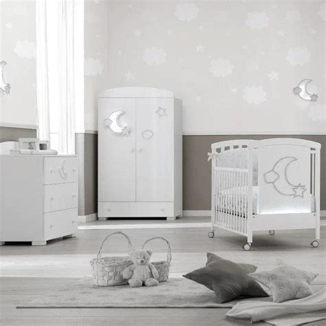 Ilustrație cu mobilier sigur pentru camera bebelușului (pat, masă de înfășat, dulap)