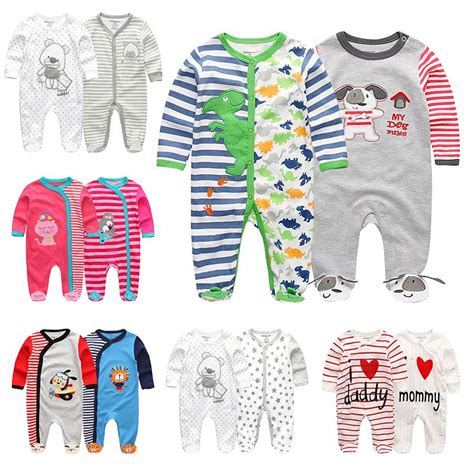 Fotografie cu diverse tipuri de hăinuțe pentru nou-născuți (body-uri, pijamale, șosete)