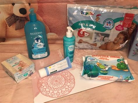 Ilustrație cu diverse produse de igienă și îngrijire pentru bebeluși